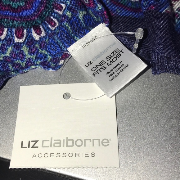 Liz Claiborne scarf. - Picture 4 of 4